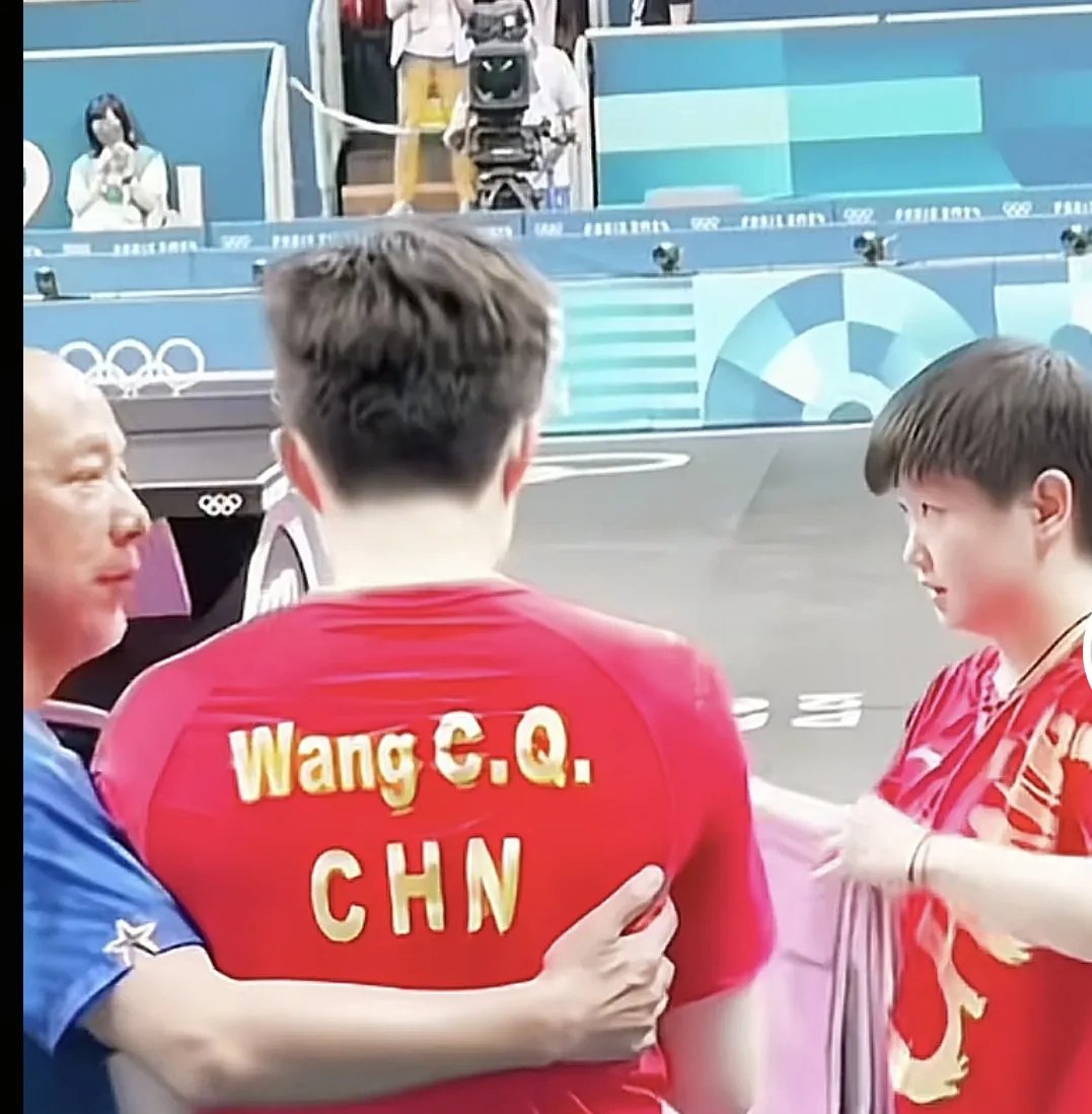 球员助攻后头部受伤，比赛中断处理的简单介绍