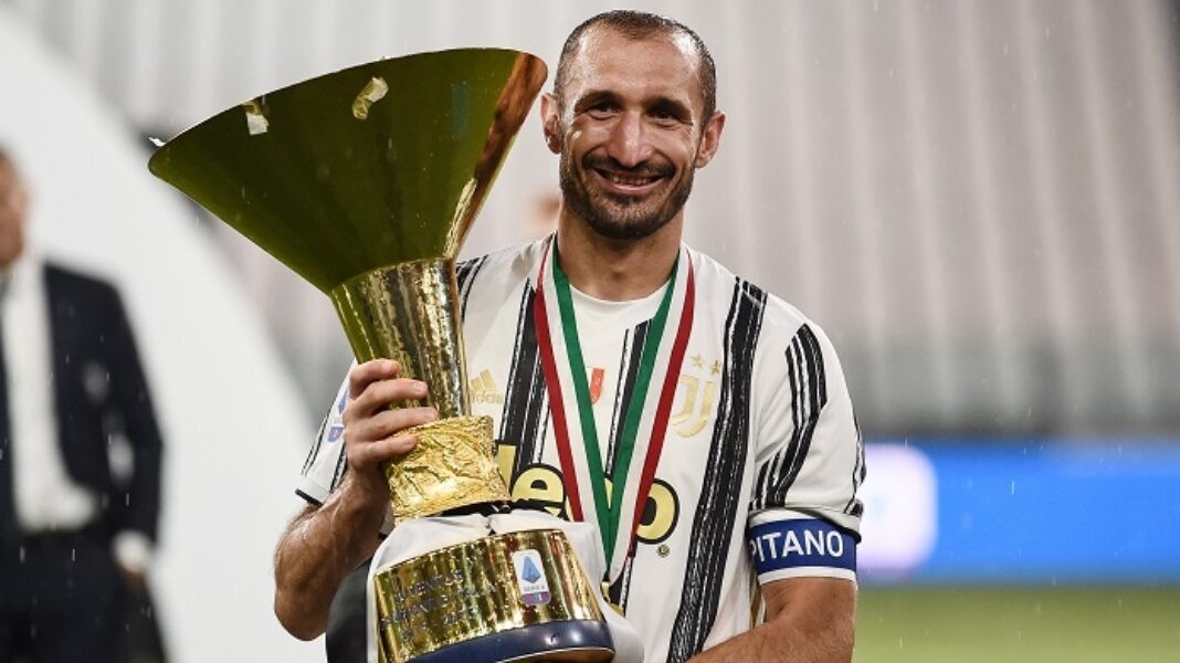 基耶利尼在社交媒体上发表言论引发争议，遭到球迷批评和辩护的简单介绍