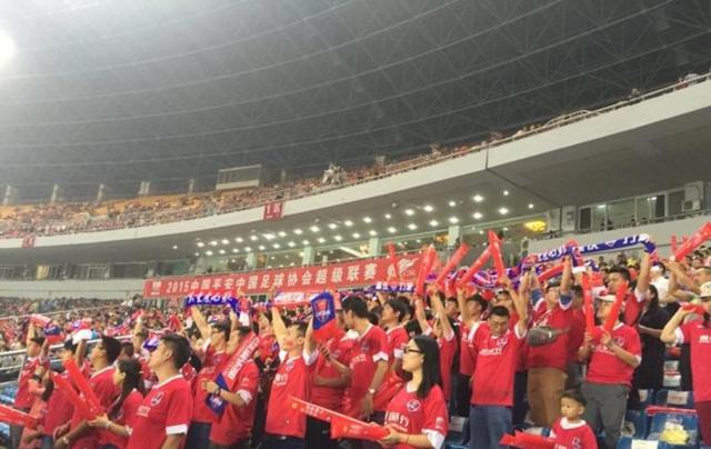 包含比赛现场座无虚席，观众席尽现球迷狂热的词条