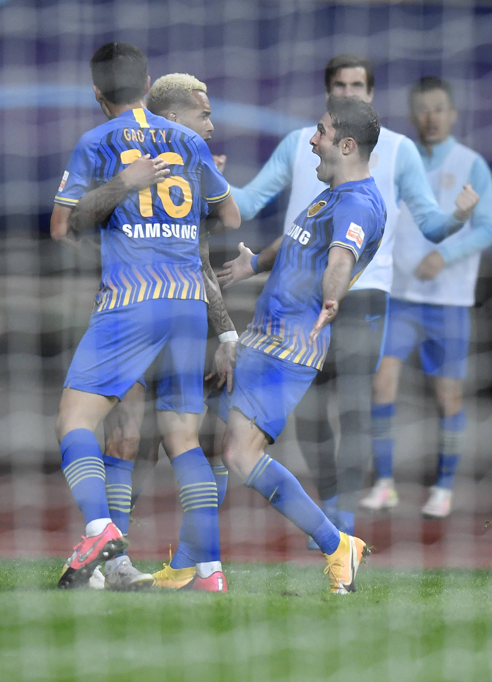 包含江苏苏宁主场战胜大连一方，积分超越上港的词条