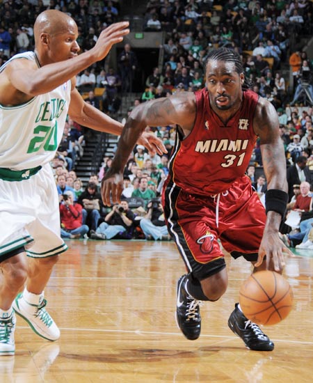 包含人反击惊险战胜热火，实力过人的词条