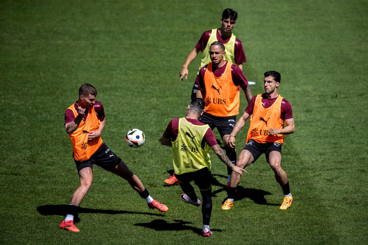 aoa体育体育网页版入口-欧洲国家队比赛中的争夺与交锋！