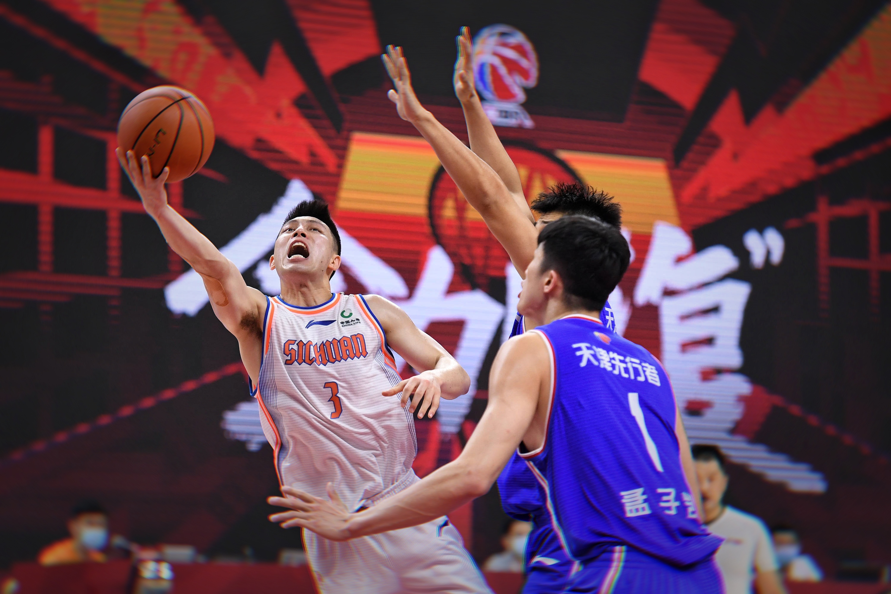 对手球队主帅连续做出战术调整赢得比赛