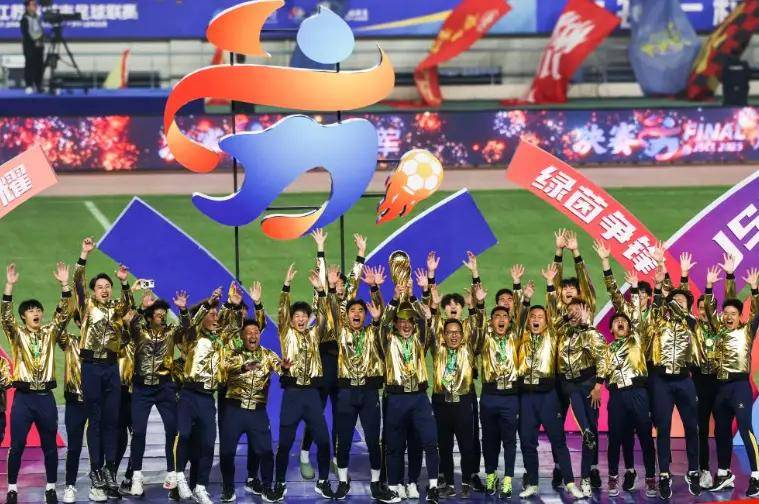 关于体育盛事：球队在比赛中冲刺到终点的信息