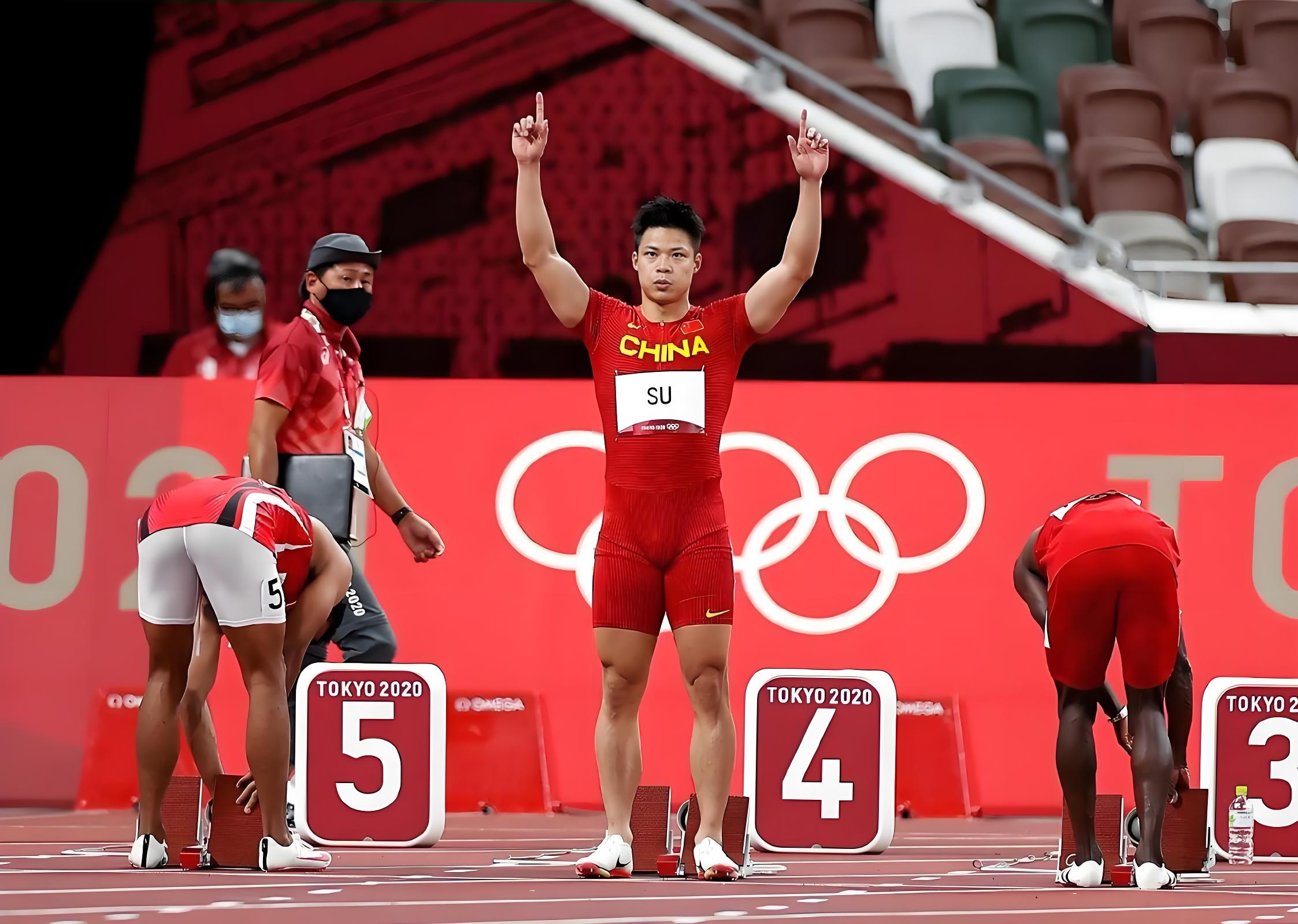 运动员在比赛中全力以赴，终究获得了胜利