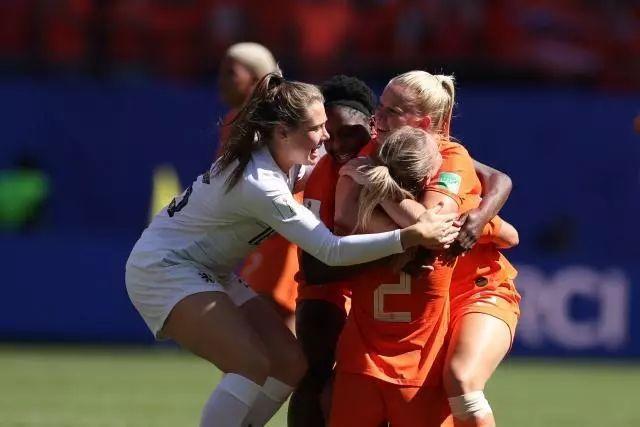 包含精彩女足盛事掀起高潮，球队争夺胜利的词条