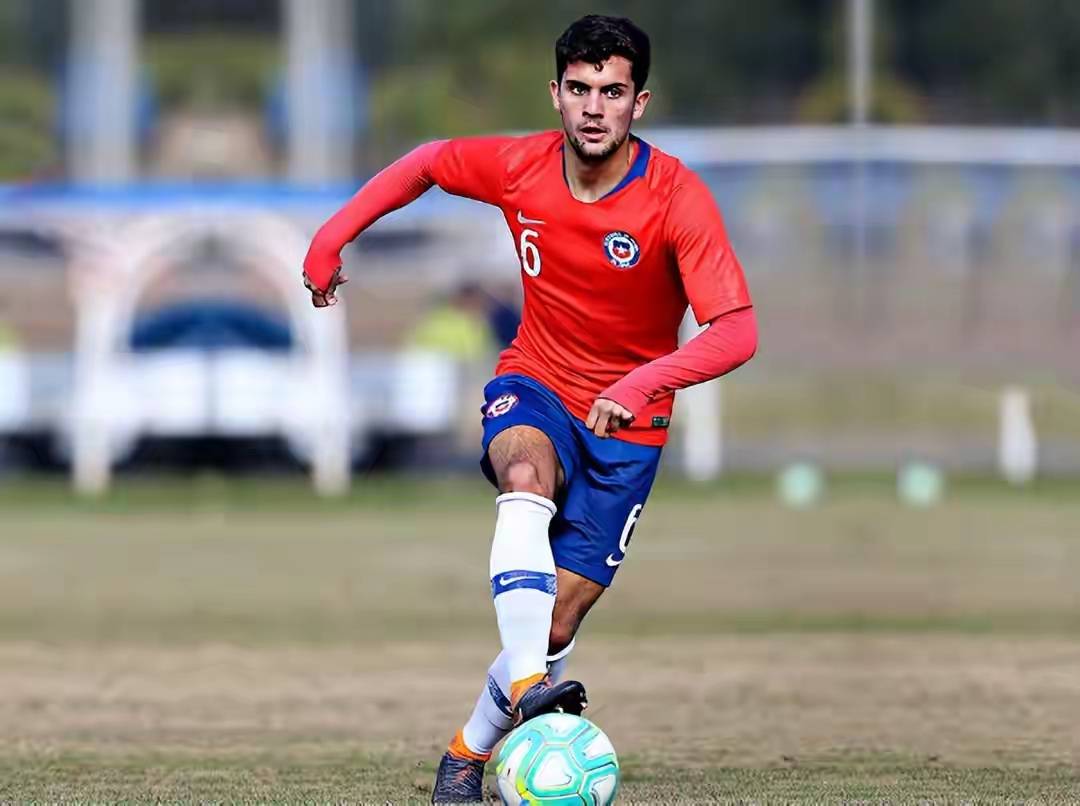 关于智利队在友谊赛中发挥出色，球员技术精湛的信息